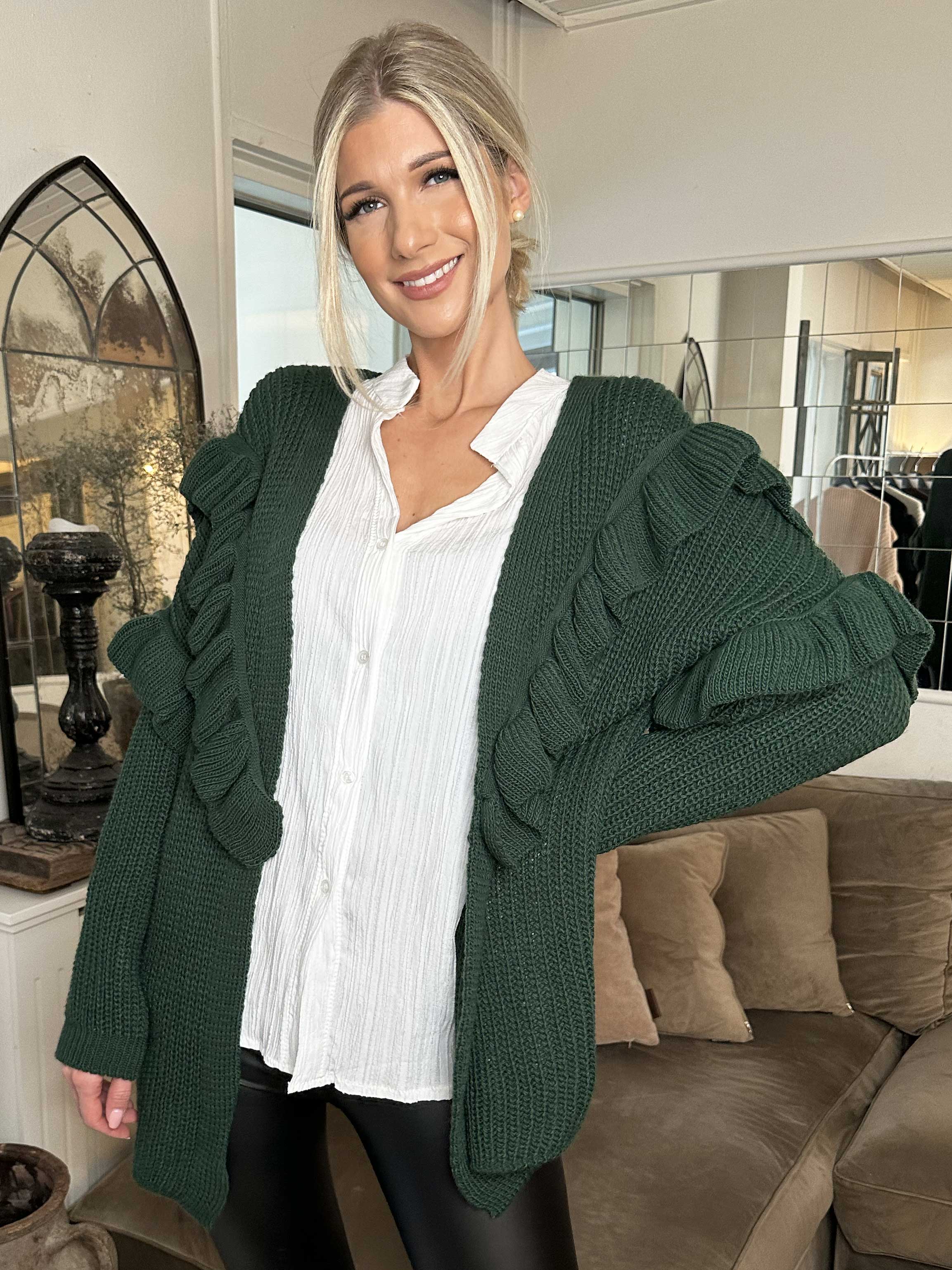 Ellis Cardigan - Fin stickad kofta med fina volangdetaljer